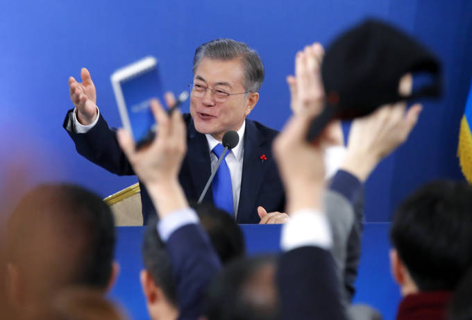 문재인 대통령이 지난 10일 청와대 영빈관에서 열린 내외신 출입 기자들을 대상으로 한 신년 기자회견에서 기자들의 질문 세례를 받고 있다. 이날 기자들은 대통령의 선택을 받기 위해 휴대전화나 책을 흔들거나 모자를 드는 등 각양각색의 방법으로 자신을 어필했다. /연합뉴스 