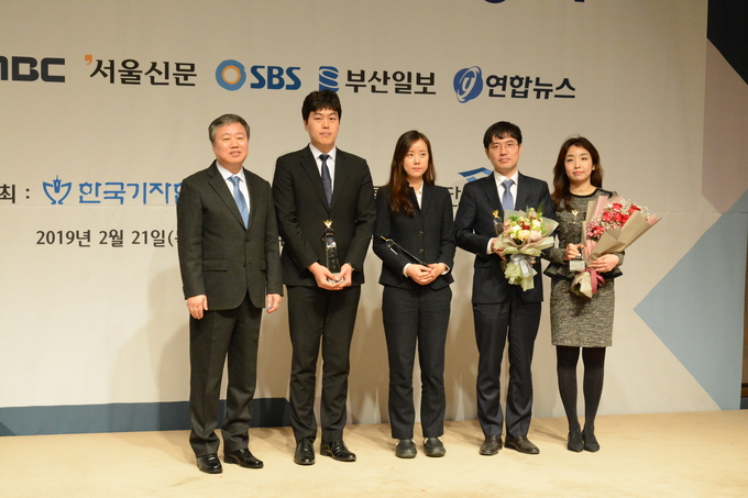 <비리 유치원 명단 공개> 보도로 한국기자상을 수상한 김현경 이해인 박소희 이동경 MBC 기자. 