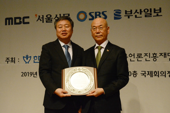 한국기자협회(회장 정규성, 왼쪽)가 21일 제50회 한국기자상 시상식에서 한국기자상 선정위원과 심사위원장으로 16년간 활동한 이효성 방송통신위원회 위원장(오른쪽)에게 공로패를 수여했다.  