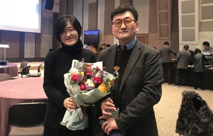 <간병살인 154인의 고백>으로 한국기자상을 수상한 유영규 서울신문 기자와 동생의 수상을 축하하기 위해 시상식장을 찾은 유영미씨.  