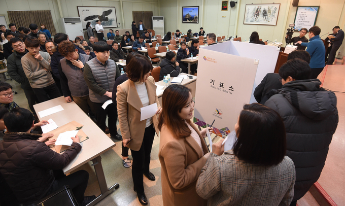 강원일보 구성원들은 지난 20일 강원 춘천시 중앙로 강원일보 사옥 5층 대강당에서 노동조합 창립총회를 열었다. 사진은 참석자 70여명이 노조규약안, 집행부 선출 등을 두고 찬반투표를 진행하는 모습. /강원일보 노조 제공 