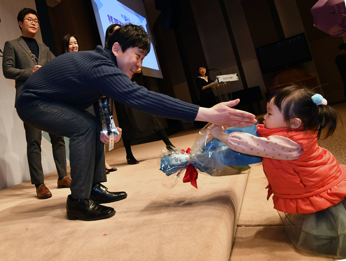 임주형 서울신문 기자가 꽃다발을 전달하는 아이를 보며 환하게 웃고 있다. 