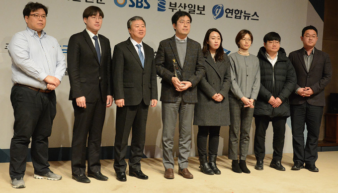 <에버랜드의 수상한 땅 값 급등과 삼성 차명부동산> 보도로 한국기자상을 수상한 SBS 기자들. 