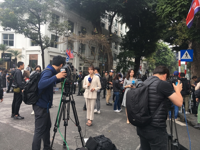 2차 북미정상회담 공식 회담장으로 낙점된 소피텔 레전드 메트로폴 앞 도로가 통제된 가운데 인근에서 국내 방송사 기자들이 현장 중계를 하고 있ㄷ. (하노이=김고은 기자) 2차 북미정상회담 공식 회담장으로 낙점된 소피텔 레전드 메트로폴 앞 도로가 통제된 가운데 인근에서 국내 방송사 기자들이 현장 중계를 하고 있ㄷ. (하노이=김고은 기자)