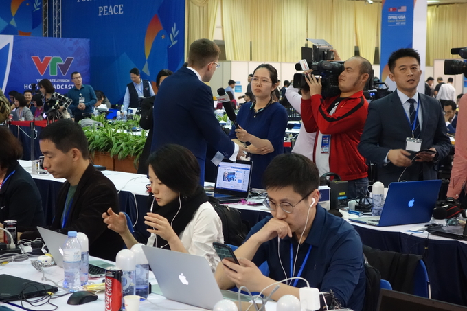 북미정상회담 협상이 결렬되고 오찬과 서명식 등의 일정이 전부 취소되자 하노이 미디어센터에 있던 취재진도 충격에 빠졌다. 각국의 언론들이 충격적인 소식을 전하기 바빴다. (하노이=김고은 기자) 