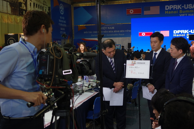 북미정상회담 합의 결렬 이유와 배경을 종이에 써가며 방송 중인 일본의 방송사. (하노이=김고은 기자) 
