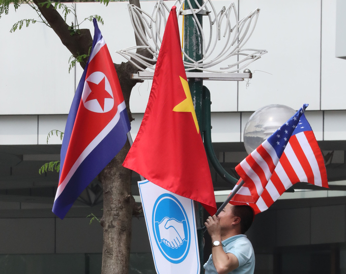 제2차 북미정상회담 결렬 후 도널드 트럼프 미국 대통령이 베트남을 떠난 가운데 1일 오전(현지시각) 김정은 북한 국무위원장의 숙소인 베트남 하노이 멜리아 호텔 앞 도로에서 작업자가 가로등에 게양되어 있던 북미베트남 3개국 국기 중에서 미국 성조기를 내리고 있다. /뉴시스 제2차 북미정상회담 결렬 후 도널드 트럼프 미국 대통령이 베트남을 떠난 가운데 1일 오전(현지시각) 김정은 북한 국무위원장의 숙소인 베트남 하노이 멜리아 호텔 앞 도로에서 작업자가 가로등에 게양되어 있던 북미베트남 3개국 국기 중에서 미국 성조기를 내리고 있다. /뉴시스