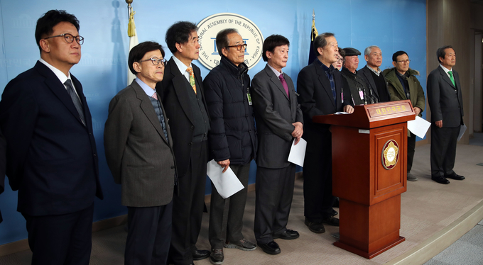 지난달 15일 오후 서울 여의도 국회 정론관에서 80년해직언론인협의회 회원들이 '5·18 망언 자유한국당 의원 제명 촉구 기자회견'을 하고 있다. (연합뉴스) 지난달 15일 오후 서울 여의도 국회 정론관에서 80년해직언론인협의회 회원들이 '5·18 망언 자유한국당 의원 제명 촉구 기자회견'을 하고 있다. (연합뉴스)