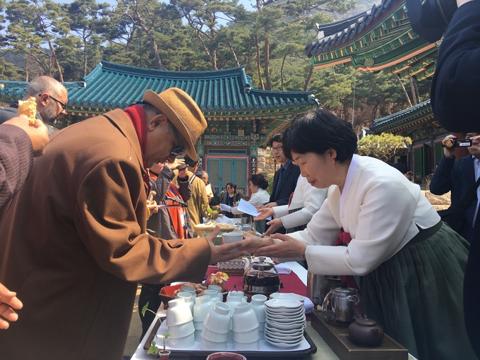 세계기자대회 참가자들이 서울 은평구 진관사에서 한국의 전통 다과를 맛보고 있다. 세계기자대회 참가자들이 서울 은평구 진관사에서 한국의 전통 다과를 맛보고 있다.