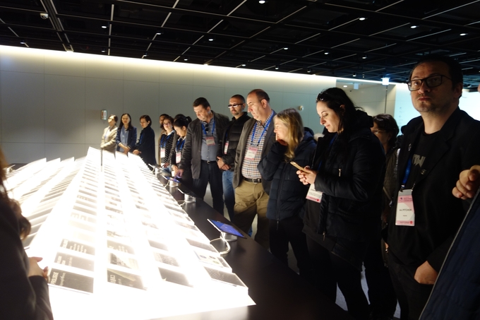 경기 수원의 삼성이노베이션뮤지엄을 찾은 기자들이 기술 발전의 역사와 첨단 기술에 대한 설명을 듣고 있다. 경기 수원의 삼성이노베이션뮤지엄을 찾은 기자들이 기술 발전의 역사와 첨단 기술에 대한 설명을 듣고 있다.