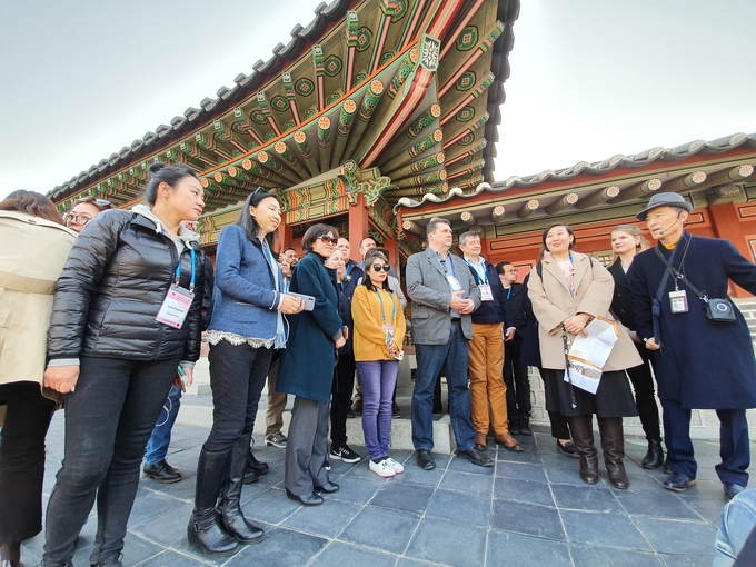 수원 화성행궁을 찾은 기자들이 해설가에게 설명을 듣고 있다. 수원 화성행궁을 찾은 기자들이 해설가에게 설명을 듣고 있다.