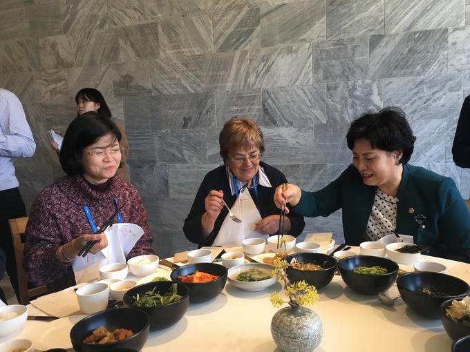 진관사에서 특별히 마련한 점심식사를 접한 기자들은 작게 탄성을 내질렀다. 진관사에서 특별히 마련한 점심식사를 접한 기자들은 작게 탄성을 내질렀다.