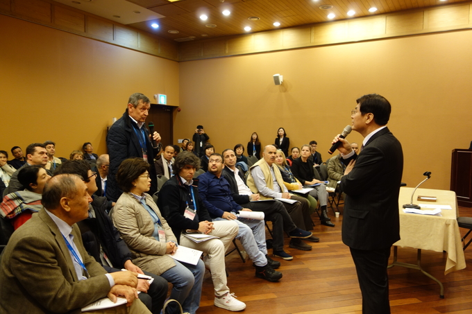 폴란드의 보구스왑 자렙스키 기자가 이춘희 세종특별자치시장에게 질문하고 있다. 