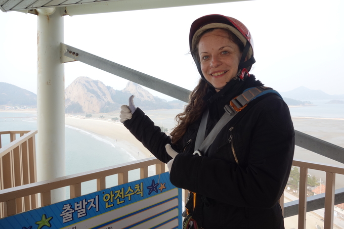 군산 선유도에서 짚라인 체험에 나선 불가리아 기자가 출발 전 포즈를 취하고 있다.  