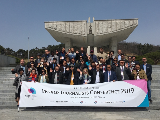 2019 세계기자대회 참가자들이 28일 광주를 방문해 5.18국립묘역을 참배했다. 