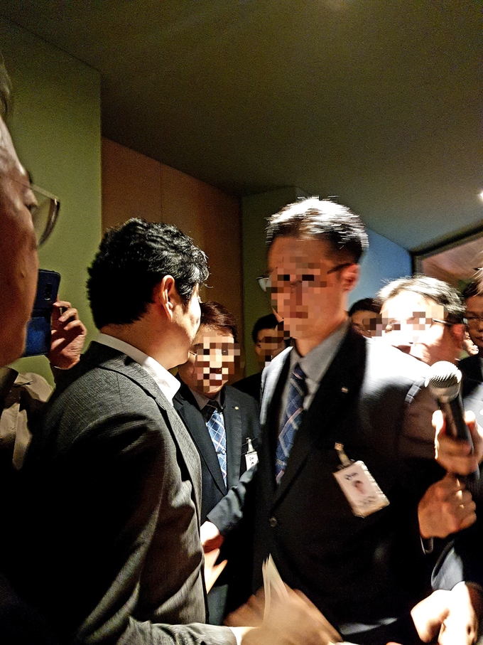 20층에선 박정훈 SBS 사장과 이동희 SBS 경영본부장이 노보를 전달하려는 윤창현 언론노조 SBS본부장과 오정훈 언론노조 위원장을 마주쳤으나 무시하며 지나가 윤창현 본부장이 거칠게 항의하는 등 갈등이 불거지기도 했다. 사진은 박정훈 사장이 지나가는 모습. 20층에선 박정훈 SBS 사장과 이동희 SBS 경영본부장이 노보를 전달하려는 윤창현 언론노조 SBS본부장과 오정훈 언론노조 위원장을 마주쳤으나 무시하며 지나가 윤창현 본부장이 거칠게 항의하는 등 갈등이 불거지기도 했다. 사진은 박정훈 사장이 지나가는 모습.