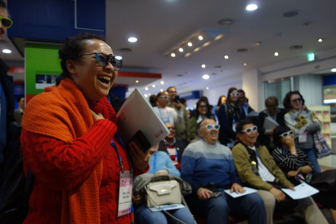  베트남의 키엔 구에 기자는 4K UHD 화질을 통한 3D 화면을 보며 환호성을 지르고 있다. 