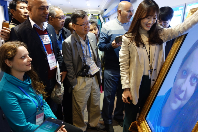 세계 기자들이 디지털 초상화를 체험하고 있다. 