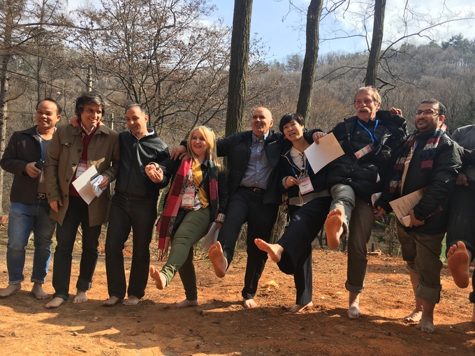 '2019 세계기자대회'에 참가한 기자들이 계족산 황톳길에서 맨받 걷기를 체험했다. 