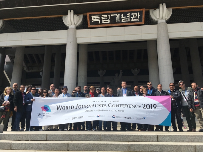 '2019 세계기자대회' 참가자들이 독립기념관을 방문해 기념촬영을 했다. 