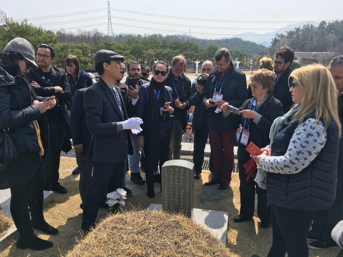 '2019 세계기자대회'에 참가한 기자들이 광주를 방문해 5·18국립묘역을 참배했다. 