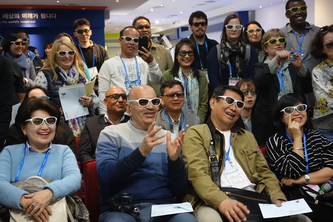 '2019 세계기자대회'에 참가한 기자들이 한국전자통신연구원에서 4K UHD TV로 3D 영상을 체험하고 있다. 