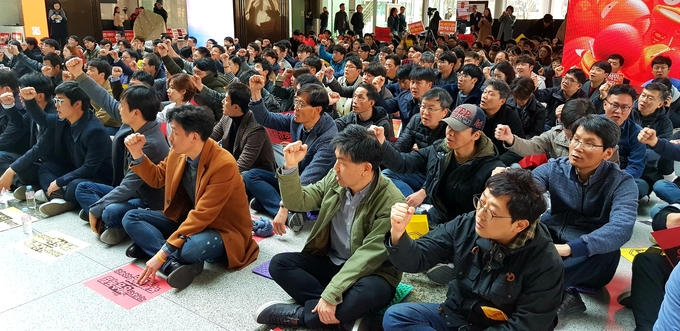 비상대책위원회 체제로 전환한 전국언론노조 SBS본부가 지난 4일 서울 목동 SBS 1층 로비에서 ‘범 SBS 비대위 결의대회’를 열었다. 이날 결의대회엔 SBS 구성원 300여명이 참여해 윤석민 회장의 SBS 사유화 시도를 규탄했다. 