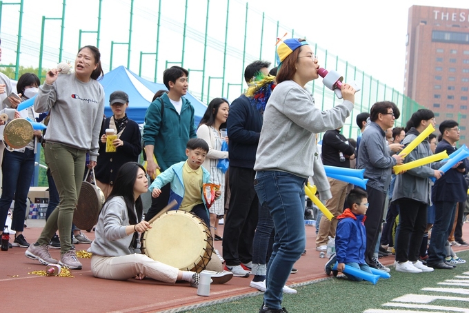 김은빈 뉴스핌 기자가 열정적인 응원을 펼치고 있다. 