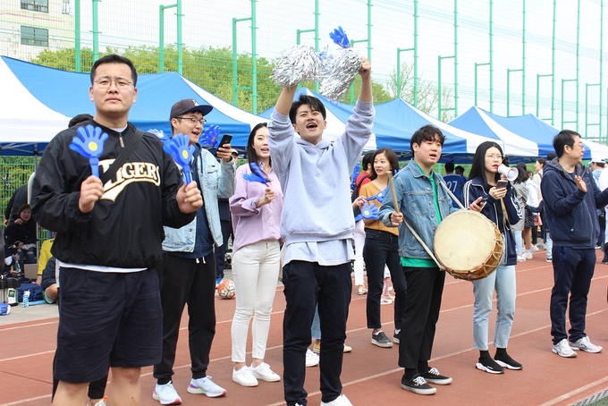 올해 우승 4연패를 노리는 동아일보 기자들이 열띤 응원을 펼치고 있다.  