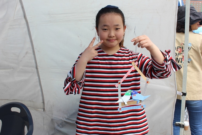 이진영 한국일보 기자의 딸 신서영(12) 양은 종이접기 체험을 했다.  