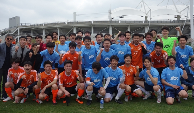 JTBC와 중앙일보 경기가 끝난 뒤 양팀 선수와 응원단이 기념촬영을 하고 있다 JTBC와 중앙일보 경기가 끝난 뒤 양팀 선수와 응원단이 기념촬영을 하고 있다