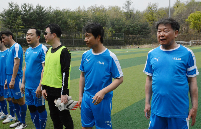 이달 퇴직하는 박선화 스포츠서울 전무(맨 오른쪽)가 30년의 선수 생활을 마무리하는 은퇴경기를 마친 뒤 인사하고 있다. 