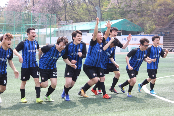 데일리안 선수들이 조선비즈와의 예선전에서 승부차기로 승리하자 환호하고 있다. 데일리안 선수들이 조선비즈와의 예선전에서 승부차기로 승리하자 환호하고 있다.