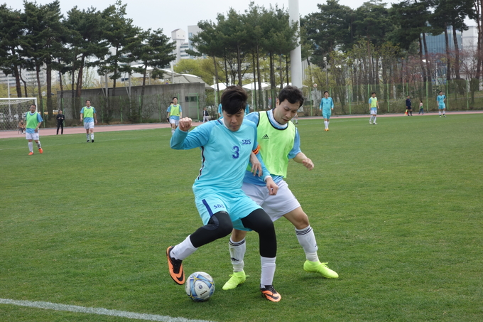 20일 서울 중구 동국대 축구장 등 3개 구장에서 제47회 한국기자협회 서울지역 축구대회가 열렸다. 사진은 SBS와 헤럴드경제 선수들이 예선전에서 볼을 다투고 있는 모습. 20일 서울 중구 동국대 축구장 등 3개 구장에서 제47회 한국기자협회 서울지역 축구대회가 열렸다. 사진은 SBS와 헤럴드경제 선수들이 예선전에서 볼을 다투고 있는 모습.