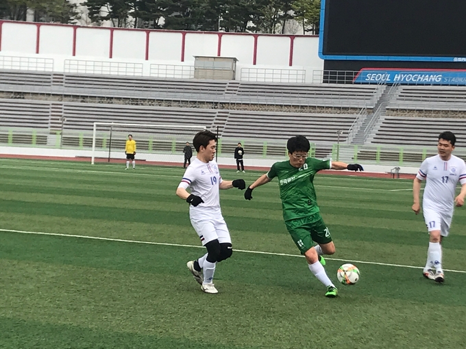 21일 서울 용산구 효창운동장에서 열린 제47회 한국기자협회 서울지역 축구대회 16강전 첫번째 경기에서 동아일보와 한국일보 선수들이 볼 경합을 하고 있다. (박지은 기자) 