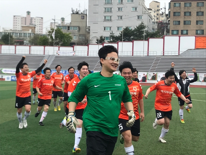 아시아경제 선수들이 승부차기 끝에 한국경제신문을 이기고 환호하고 있다. (박지은 기자) 