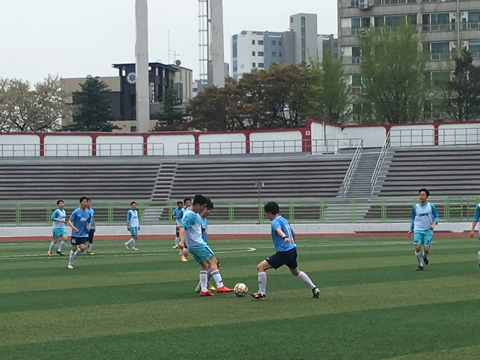 JTBC와 SBS 선수들이 16강전에서 경기를 하고 있다. (김고은 기자) 