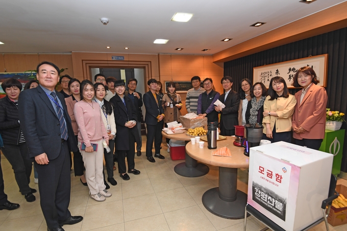 강원일보노동조합은 지난16일 본사 로비에서 산불 피해 이웃돕기 모금행사를 진행했다.(강원일보 노조 제공)  