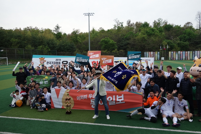 동아일보는 제47회 기자협회 축구대회에서 우승을 차지했다. 사진은 이날 대회 4연패를 거두고 동아일보 축구선수와 응원단으로 참여한 기자들이 기념촬영을 한 모습.  