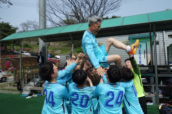 주영진 SBS 기자가 헹가래를 받고 있다 