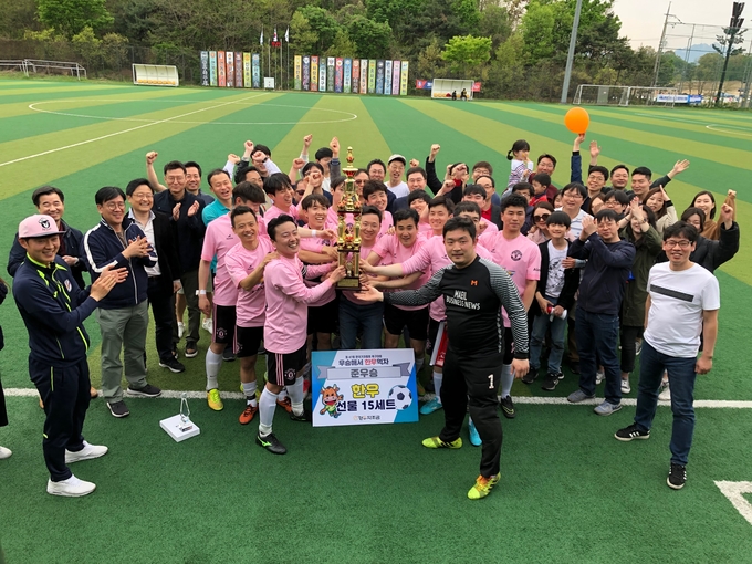 매일경제신문 기자들이 준우승을 차지한 기쁨을 만끽하며 기념사진촬영에 응한 모습.   