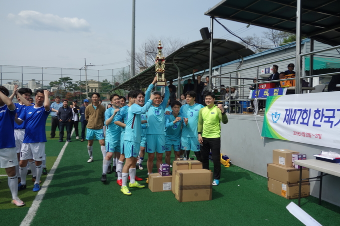 4위를 차지한 SBS 기자들이 10년 만의 4강 진입을 기뻐하며 트로피를 드는 모습.   