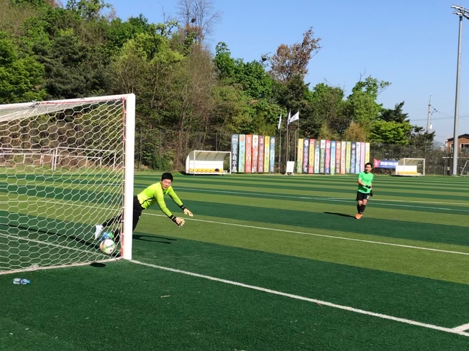 조선일보와 SBS가 승부차기 경기를 치렀다.  