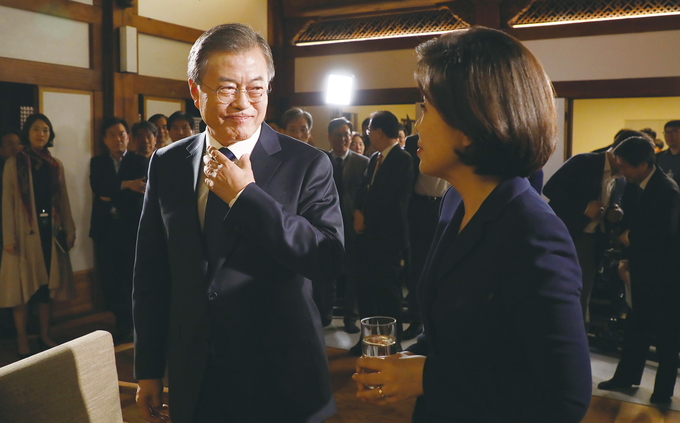 지난 9일 문재인 대통령 취임 2주년 특집 대담이 끝난 이후 진행자였던 송현정 KBS 기자는 질문의 적절성부터 태도나 표정 등이 도마에 올라 누리꾼들의 집중포화를 받았다. 사진은 문 대통령이 청와대 상춘재에서 열린 대담 시작 전 송 기자와 대화하고 있는 모습. /청와대 제공 