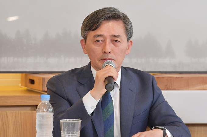 양승동 KBS 사장이 15일 서울 여의도 KBS 쿠킹스튜디오에서 열린 취임 1주년 기자간담회에서 발언하고 있다. 