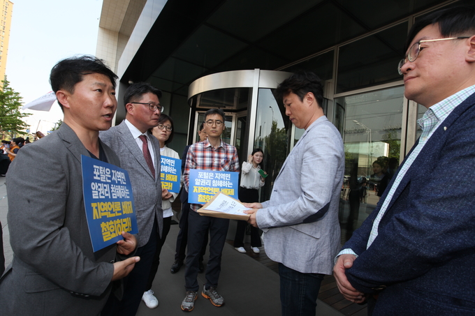 전국언론노조 등은 기자회견이 끝나고 ‘네이버와 지역언론의 상생을 위한 대화 요구서’를 뉴스제휴평가위원회 관계자에게 전달했다. 