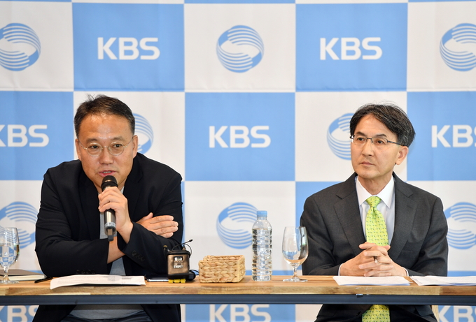 KBS진실과미래위원회 위원장인 정필모 부사장(오른쪽)과 복진선 진실과미래추진단장이 24일 여의도 KBS 누리동에서 열린 기자회견에 참석해 1년간의 활동 결과를 보고하고 있다. (사진=KBS) 