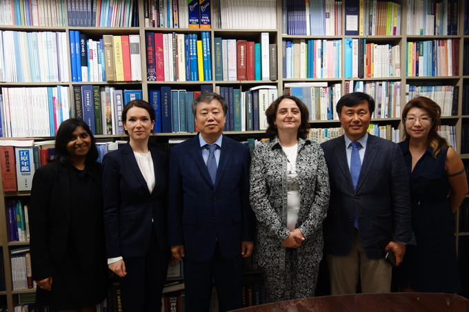 자라 나자리앙 UPF(Union  Internationale  de  la  Presse  Francophone) 사무총장(왼쪽에서 네번째)이 지난 6일 한국기자협회를 방문했다. 