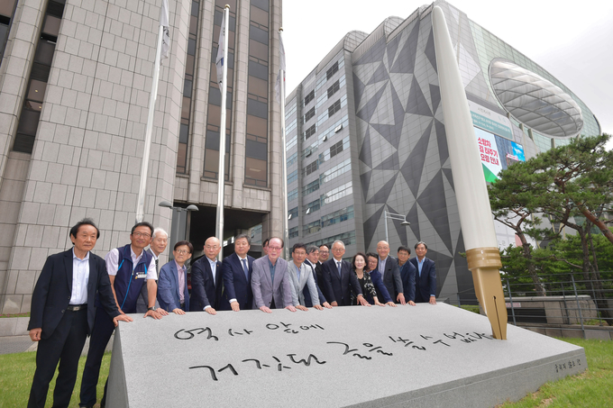 언론자유를 상징하는 조형물 ‘굽히지 않는 펜’ 제막식이 16일 서울 중구 한국프레스센터 앞마당에서 열렸다. 이날 제막식에는 언론사 사장과 언론시민사회단체 대표 등 200여명이 참석했다. /전국언론노조 제공 