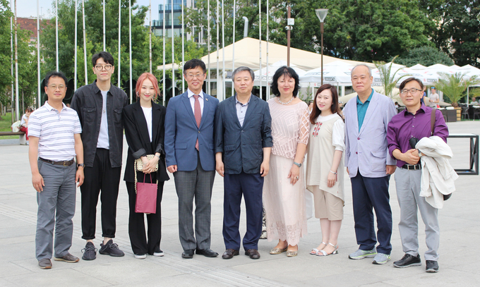 정규성 한국기자협회 회장(왼쪽에서 다섯번째)과 스네자나 또도로바(왼쪽에서 여섯번째), 정진규 주불가리아 한국대사(왼쪽에서 네번째)가 지난 13일(현지시간) 불가리아 소피아 국립문화궁전 공연장에서 열린 '제6회 불가리아 K-Pop 페스티벌'을 관람한 뒤 기념촬영을 하고 있다. 